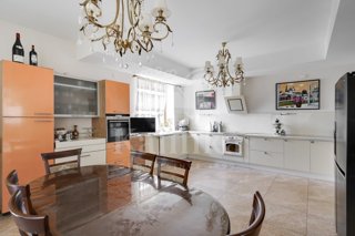 Дом, площадью 550 кв.м