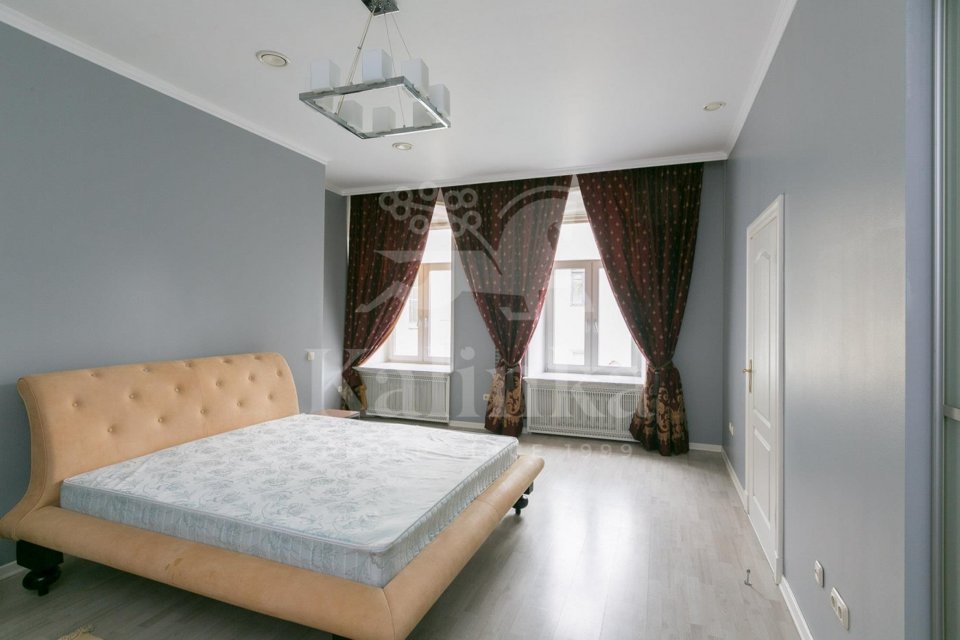 Продается 3-комнатная квартира, площадью 160.00 кв.м. Москва, улица Остоженка, дом 7стр1