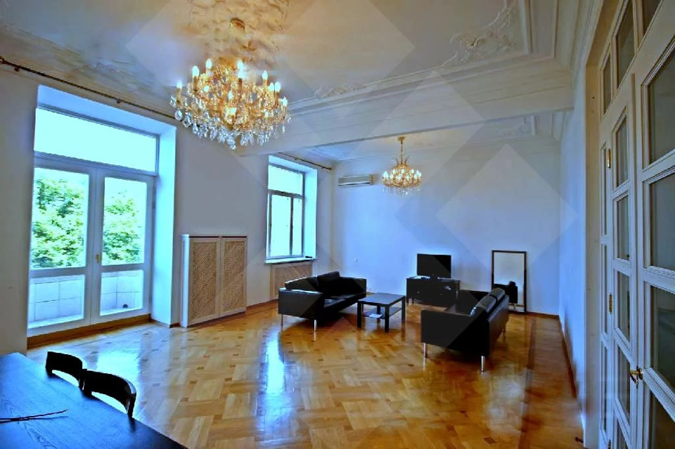 Продается 4-комнатная квартира, площадью 160.00 кв.м. Москва, улица Знаменка, дом 13стр1