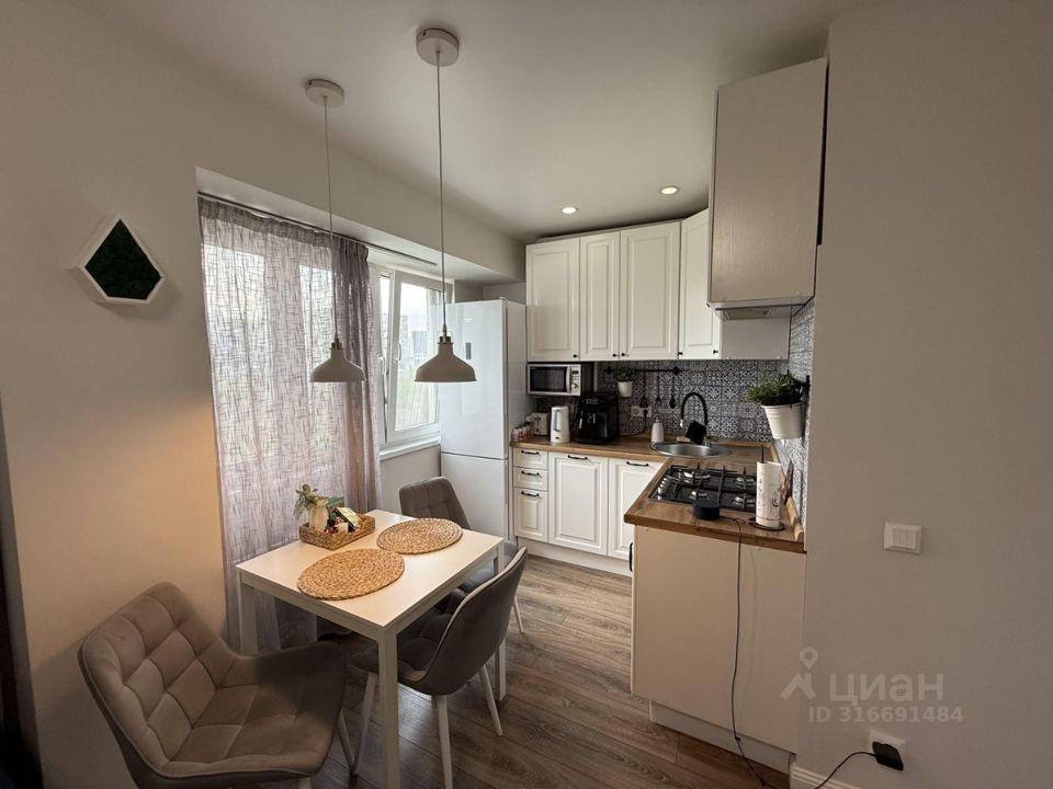 Продается 2-комнатная квартира, площадью 45.00 кв.м. Москва, улица Нежинская, дом 19к1