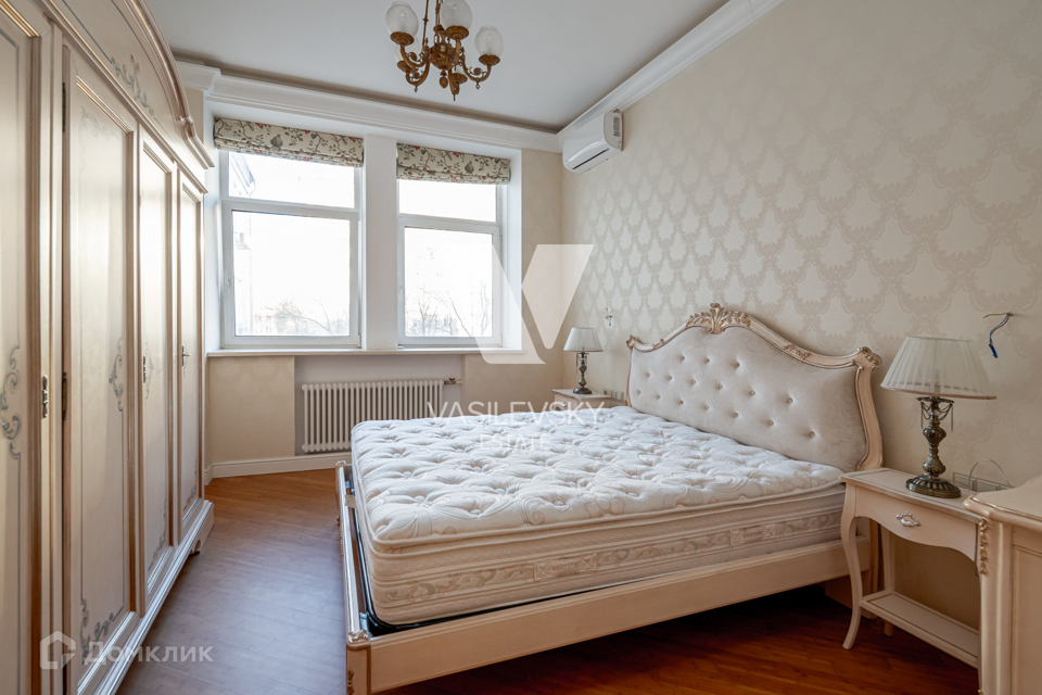 Продается 4-комнатная квартира, площадью 200.00 кв.м. Москва, улица Бауманская, дом 26