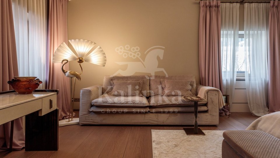 Продается 2-комнатная квартира, площадью 137.00 кв.м. Москва, улица Бронная Малая