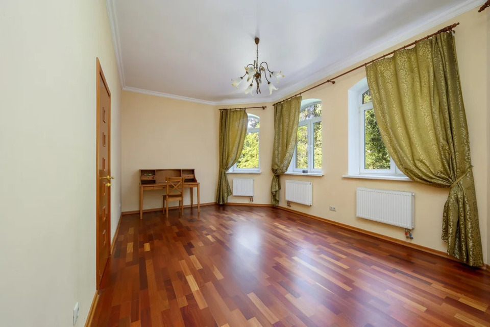 Продается дом, площадью 240.00 кв.м. Московская область, Наро-Фоминский городской округ, город Апрелевка, проезд 3-й Центральный, дом 1