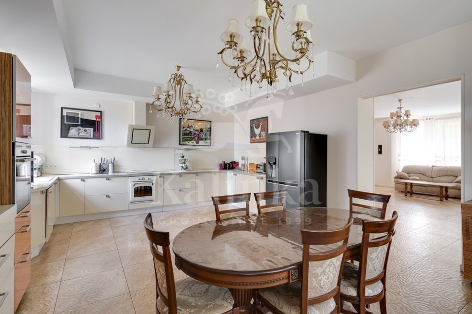 Продается дом, площадью 550.00 кв.м. Московская область, Одинцовский район, деревня Лапино