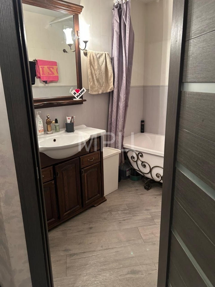 Продается 3-комнатная квартира, площадью 65.00 кв.м. Москва, Загородное шоссе, дом 9к1