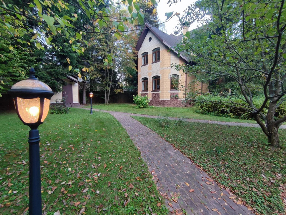 Продается дом, площадью 240.00 кв.м. Московская область, Наро-Фоминский городской округ, город Апрелевка, проезд 3-й Центральный, дом 1