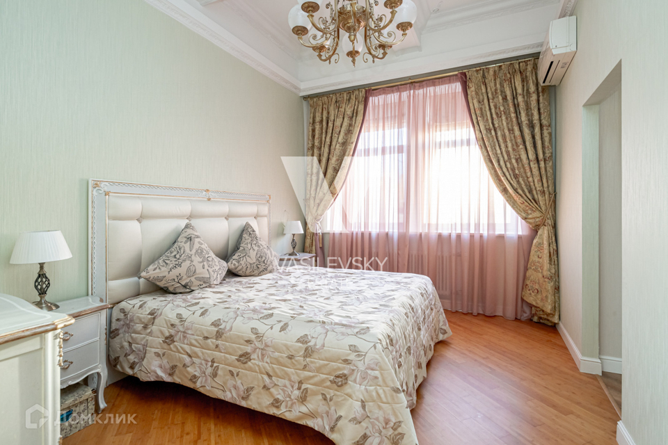 Продается 4-комнатная квартира, площадью 200.00 кв.м. Москва, улица Бауманская, дом 26