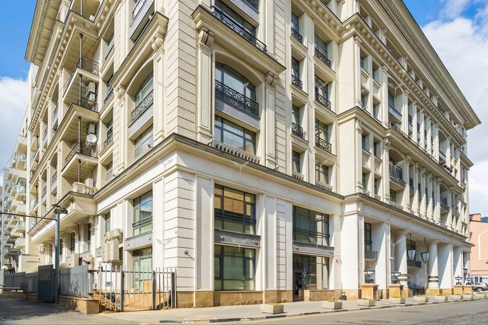 Продается 4-комнатная квартира, площадью 155.60 кв.м. Москва, переулок Казарменный, дом 3