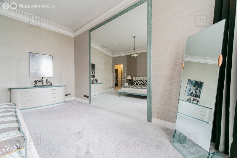 Продается 4-комнатная квартира, площадью 250.00 кв.м. Москва, улица Пречистенка, дом 27