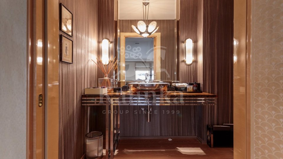 Продается 2-комнатная квартира, площадью 137.00 кв.м. Москва, улица Бронная Малая