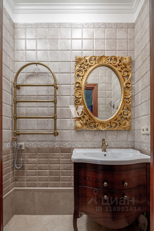 Продается 4-комнатная квартира, площадью 200.00 кв.м. Москва, улица Бауманская, дом 26