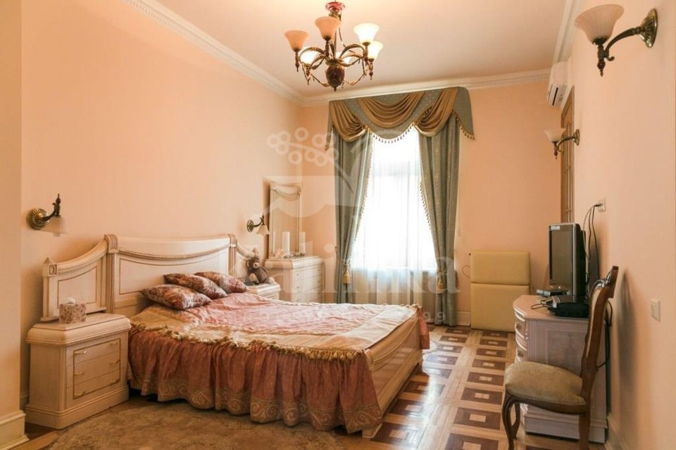 Продается 4-комнатная квартира, площадью 160.00 кв.м. Москва, улица Знаменка, дом 15