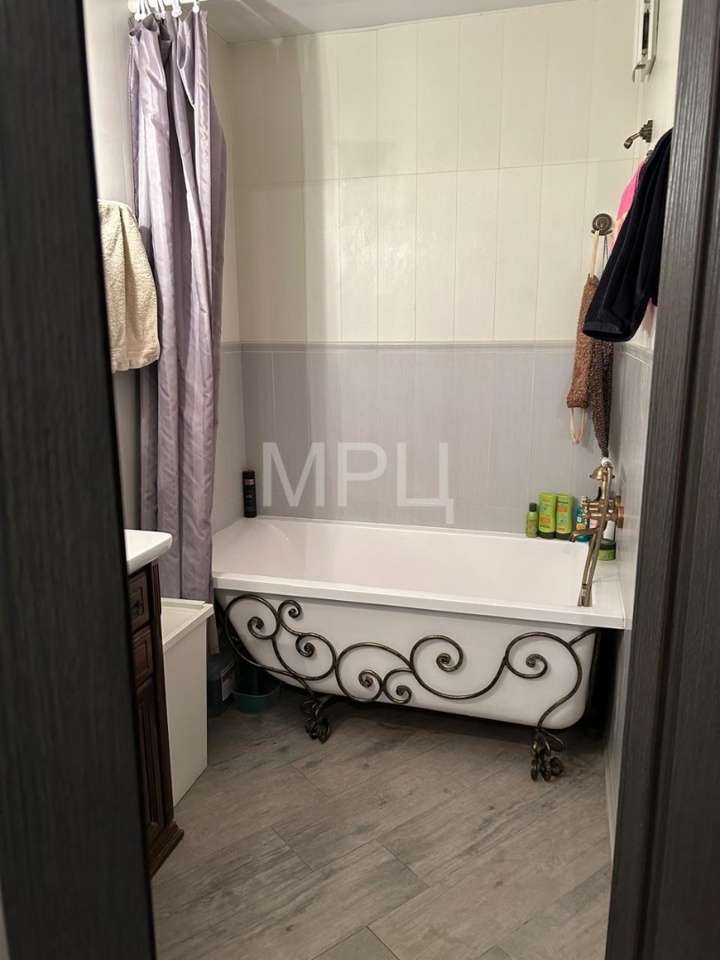 Продается 3-комнатная квартира, площадью 65.00 кв.м. Москва, Загородное шоссе, дом 9к1