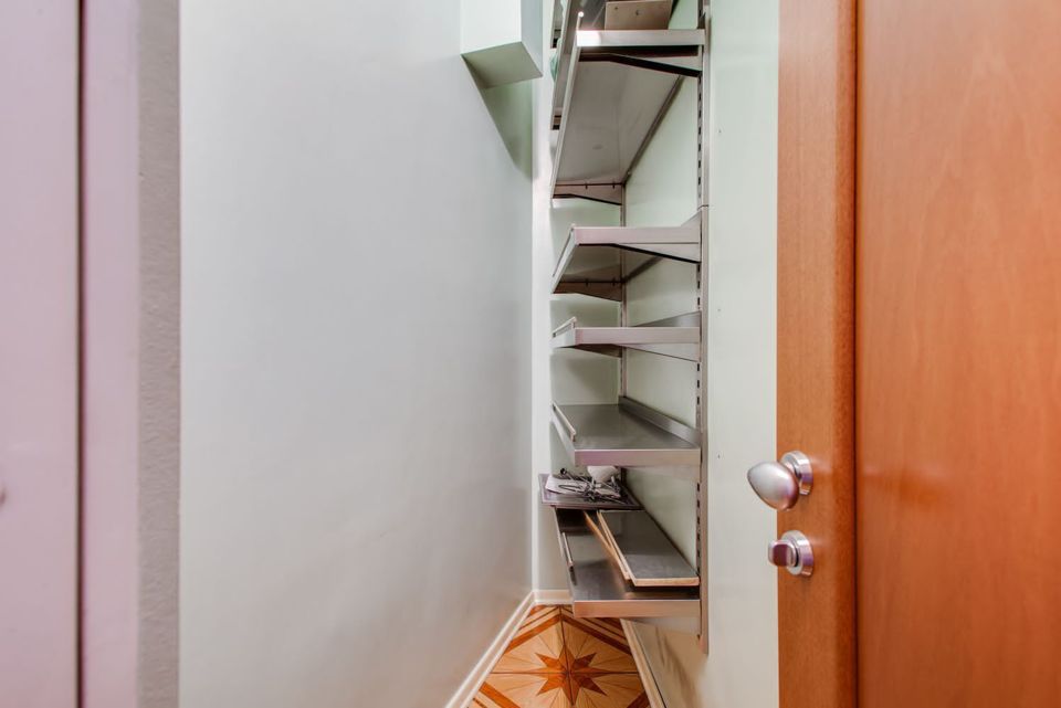 Продается 3-комнатная квартира, площадью 236.00 кв.м. Москва, Можайское шоссе, дом 2