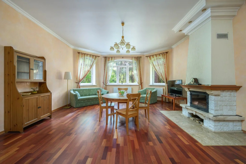 Продается дом, площадью 240.00 кв.м. Московская область, Наро-Фоминский городской округ, город Апрелевка, проезд 3-й Центральный, дом 1