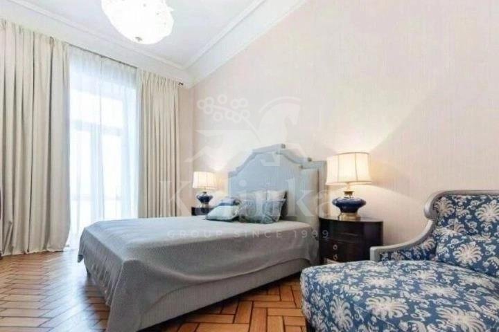 Продается 4-комнатная квартира, площадью 136.30 кв.м. Москва, переулок Романов, дом 3стр1