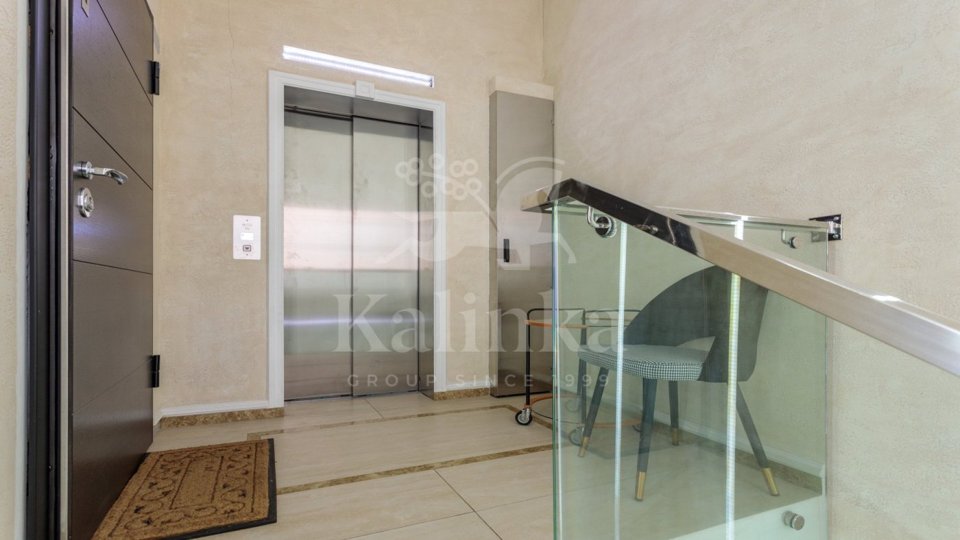 Продается 2-комнатная квартира, площадью 137.00 кв.м. Москва, улица Бронная Малая