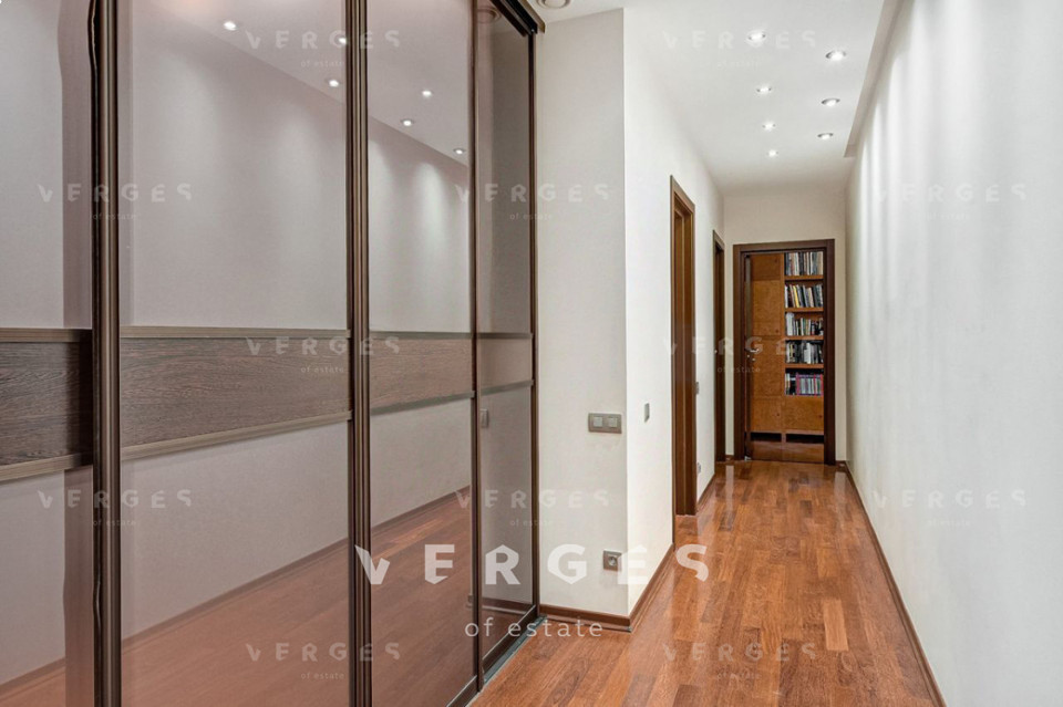 Продается 3-комнатная квартира, площадью 169.00 кв.м. Москва, переулок Зачатьевский 1-й