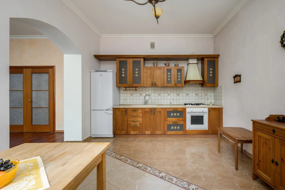 Продается дом, площадью 240.00 кв.м. Московская область, Наро-Фоминский городской округ, город Апрелевка, проезд 3-й Центральный, дом 1