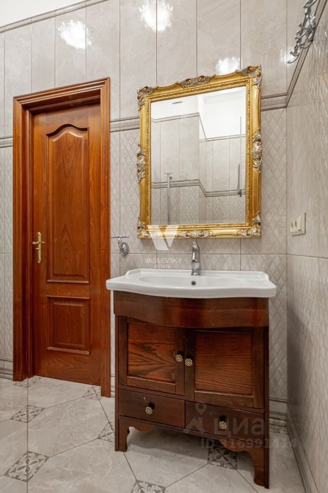 Продается 4-комнатная квартира, площадью 200.00 кв.м. Москва, улица Бауманская, дом 26