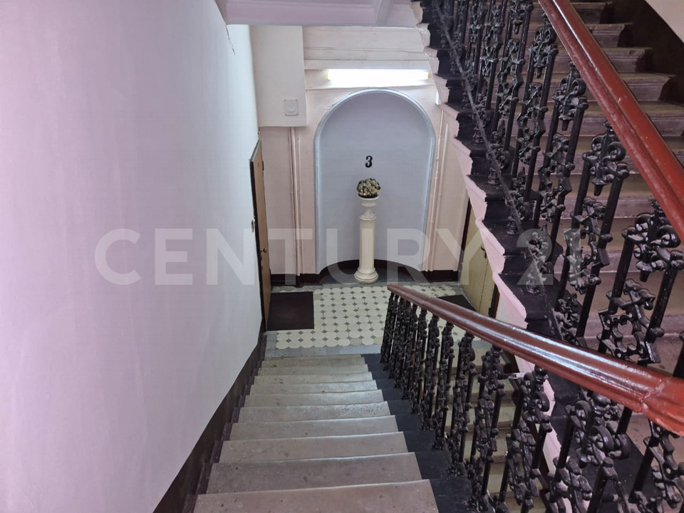 Продается 5-комнатная квартира, площадью 121.50 кв.м. Москва, улица Молчановка Большая