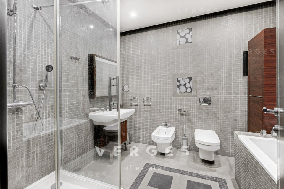 Продается 3-комнатная квартира, площадью 169.00 кв.м. Москва, переулок Зачатьевский 1-й