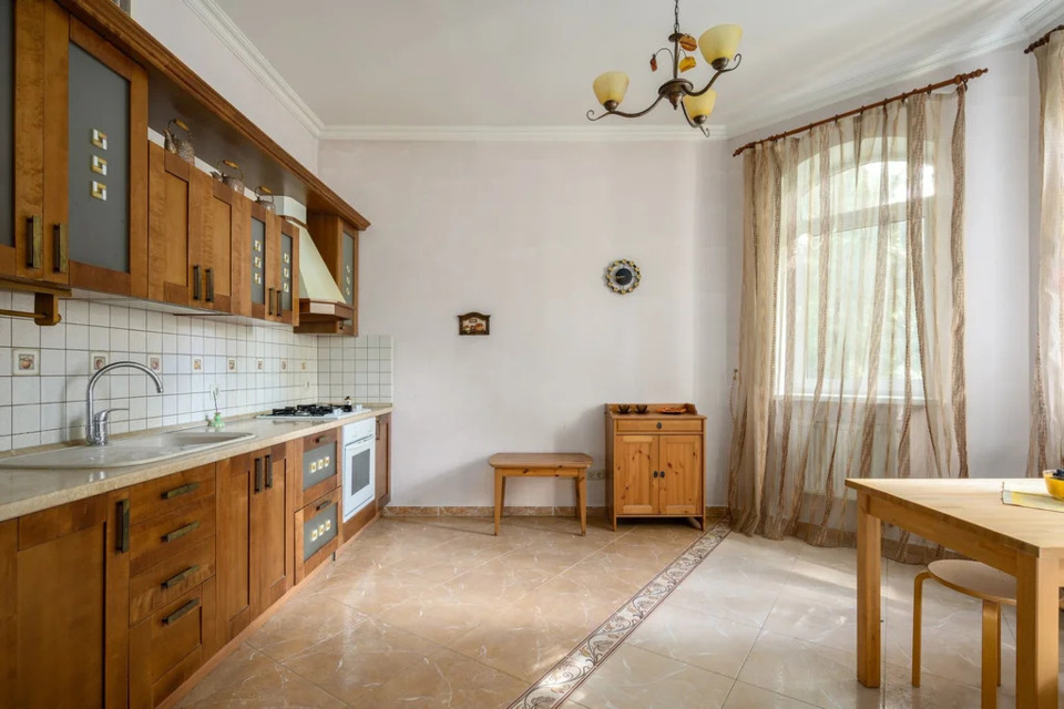 Продается дом, площадью 240.00 кв.м. Московская область, Наро-Фоминский городской округ, город Апрелевка, проезд 3-й Центральный, дом 1