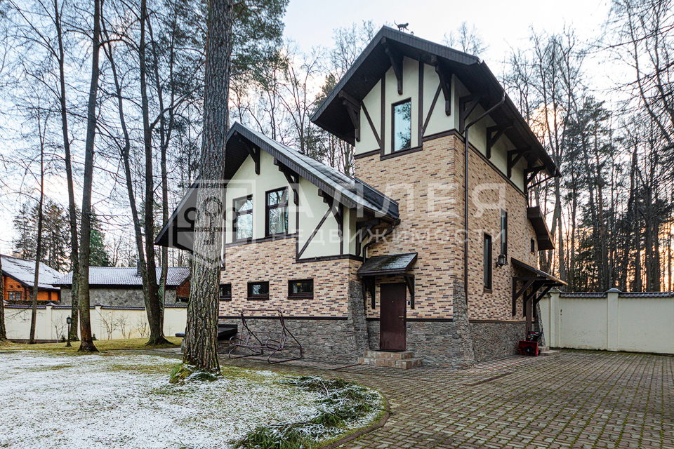 Продается дом, площадью 780.00 кв.м. Московская область, Одинцовский район, деревня Сальково