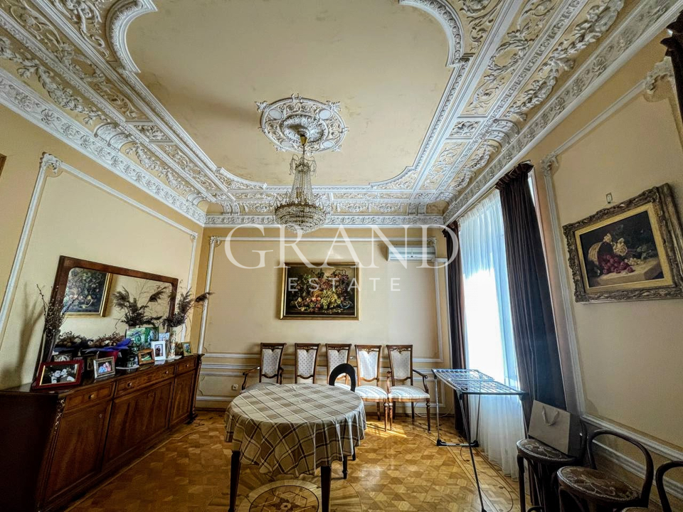Продается 5-комнатная квартира, площадью 136.00 кв.м. Москва, улица Жуковского, дом 9