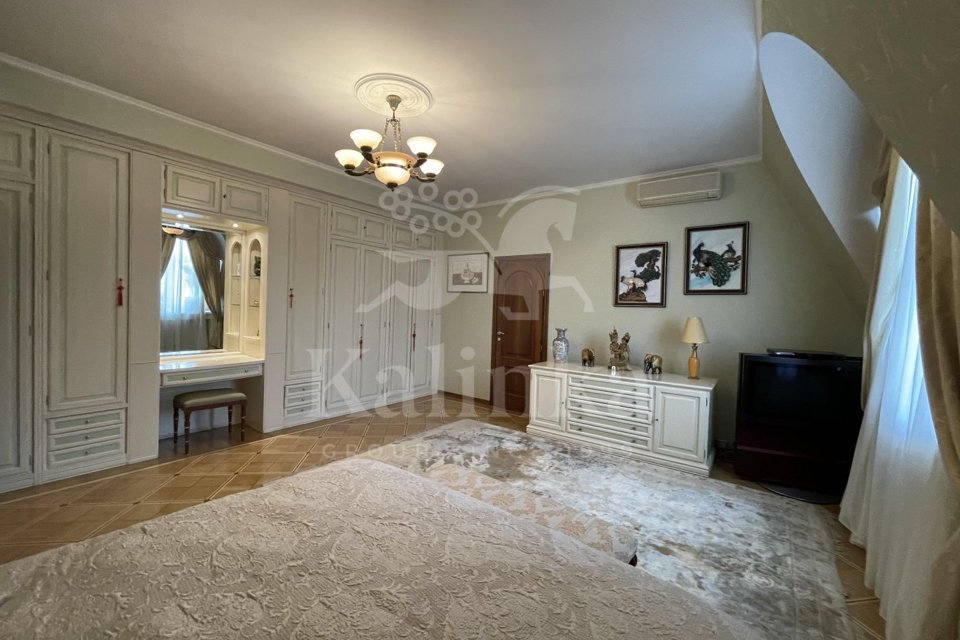 Продается 5-комнатная квартира, площадью 235.00 кв.м. Москва, переулок Руновский, дом 12
