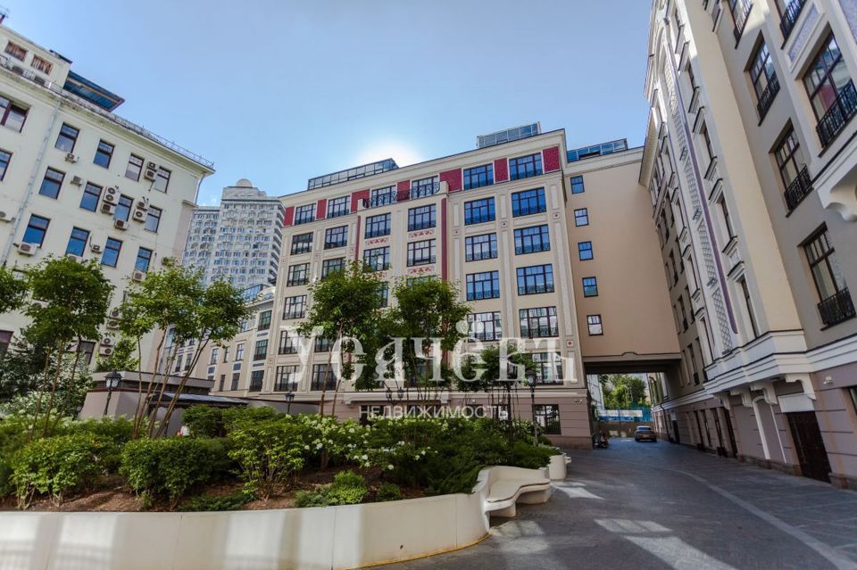 Продается 5-комнатная квартира, площадью 204.40 кв.м. Москва, улица Поварская, дом 8/1к1