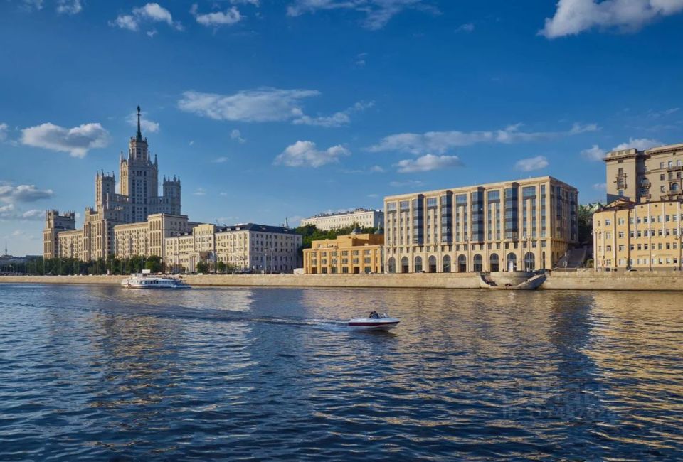 Продается 3-комнатная квартира, площадью 137.70 кв.м. Москва, набережная Котельническая, дом 21