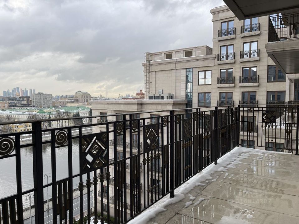 Продается 3-комнатная квартира, площадью 137.50 кв.м. Москва, набережная Котельническая, дом 31