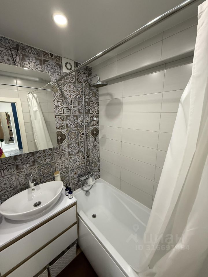 Продается 2-комнатная квартира, площадью 45.00 кв.м. Москва, улица Нежинская, дом 19к1