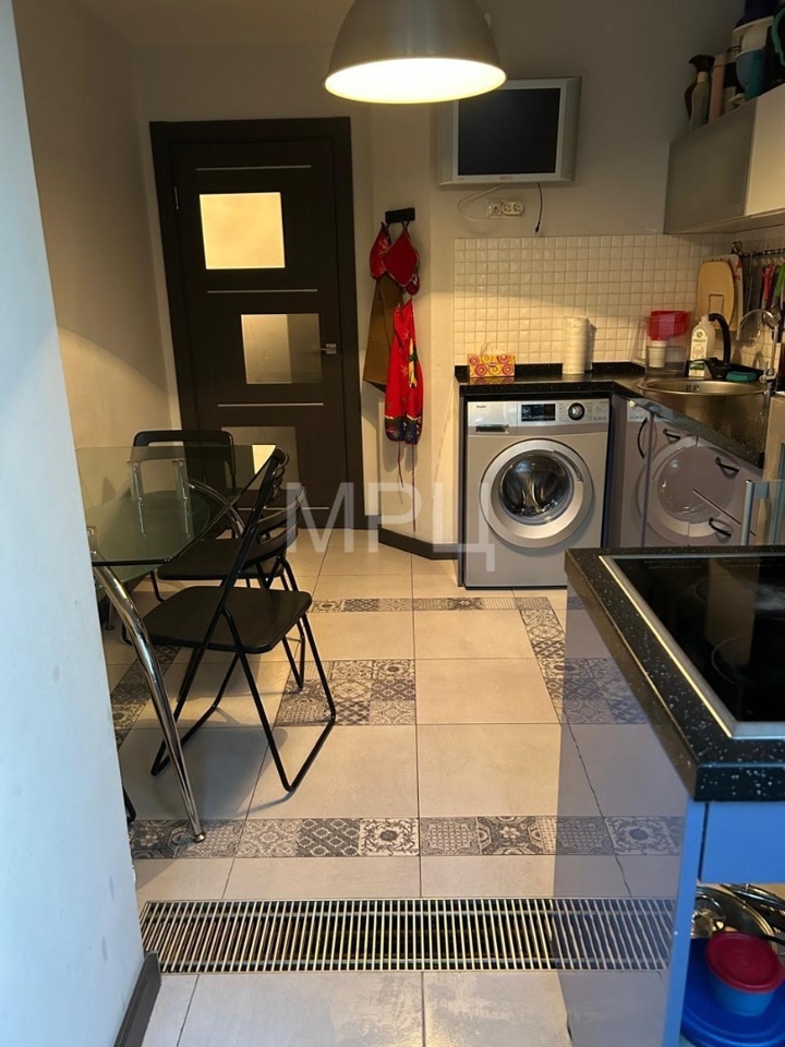 Продается 3-комнатная квартира, площадью 65.00 кв.м. Москва, Загородное шоссе, дом 9к1