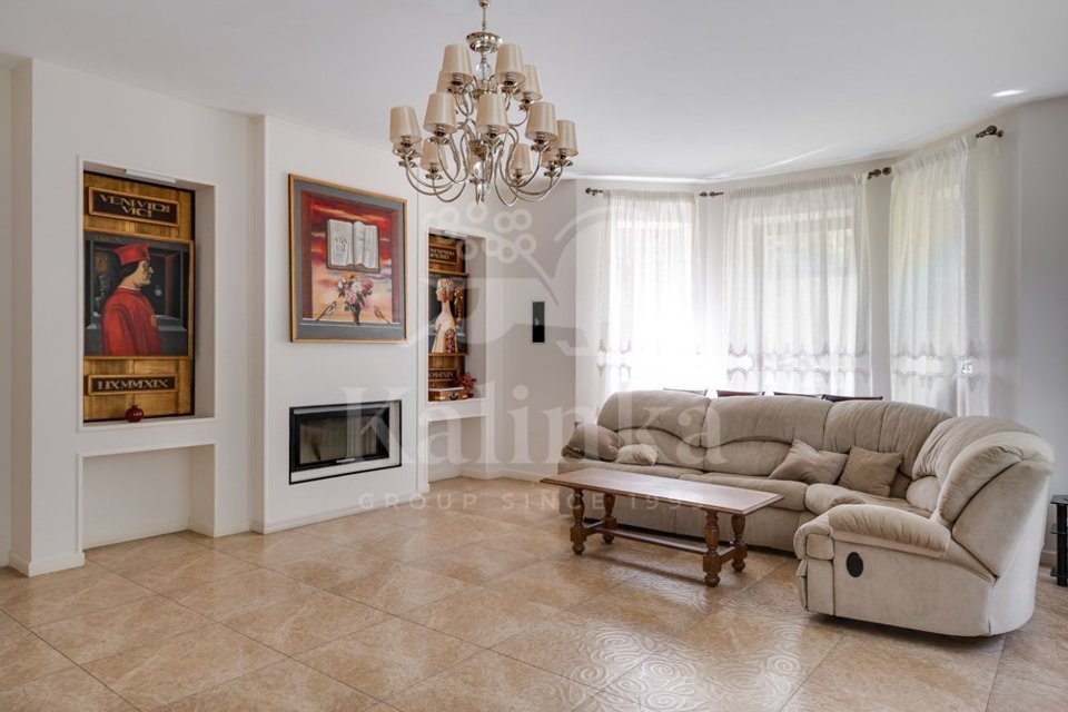 Продается дом, площадью 550.00 кв.м. Московская область, Одинцовский район, деревня Лапино