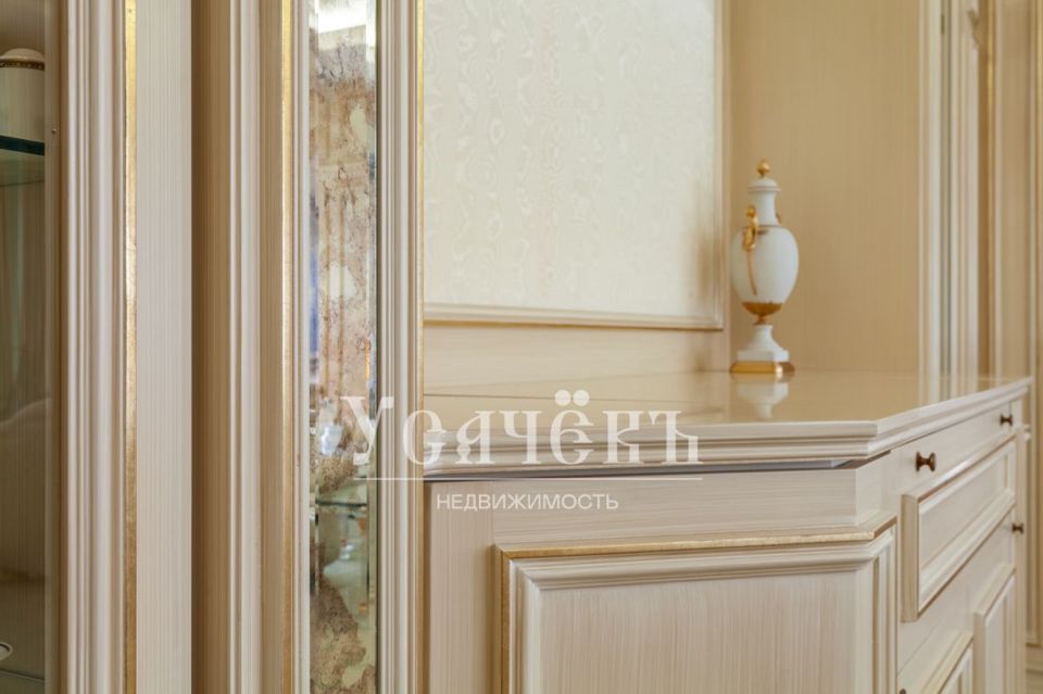 Продается 4-комнатная квартира, площадью 170.00 кв.м. Москва, улица Большая Ордынка, дом 67