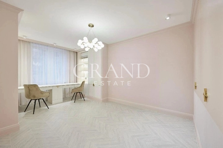 Продается 4-комнатная квартира, площадью 95.00 кв.м. Москва, переулок Новоконюшенный, дом 14