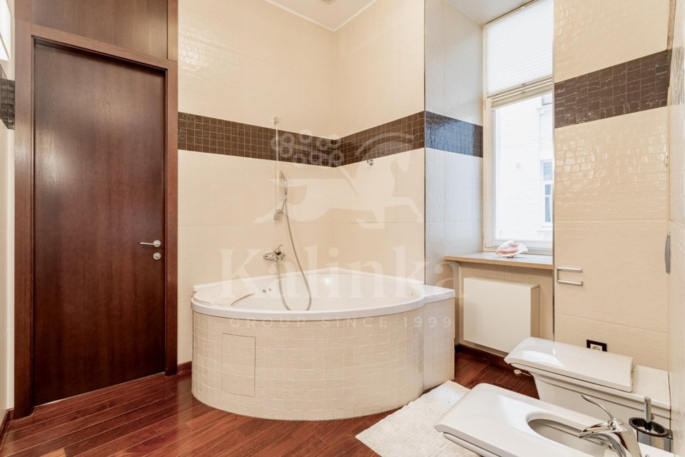 Продается 3-комнатная квартира, площадью 131.40 кв.м. Москва, Никитский бульвар, дом 12