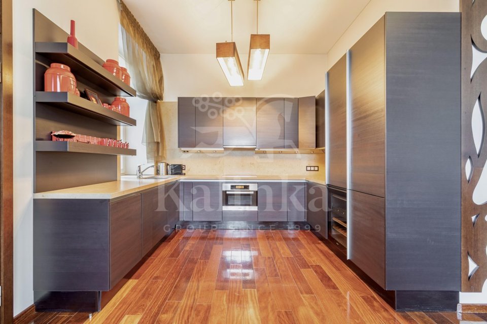 Продается 3-комнатная квартира, площадью 131.40 кв.м. Москва, Никитский бульвар, дом 12