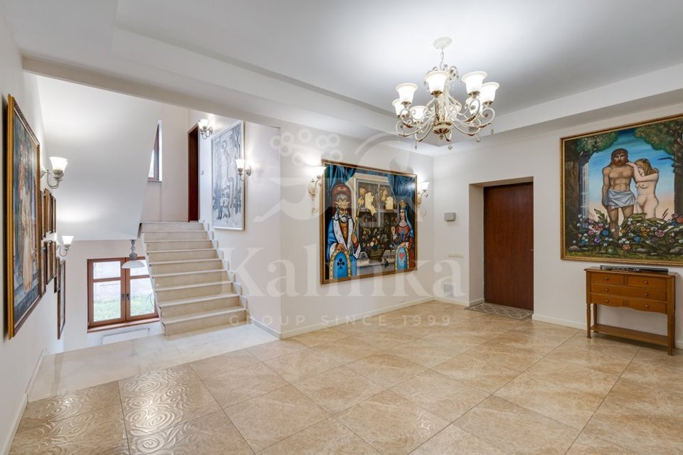 Продается дом, площадью 550.00 кв.м. Московская область, Одинцовский район, деревня Лапино