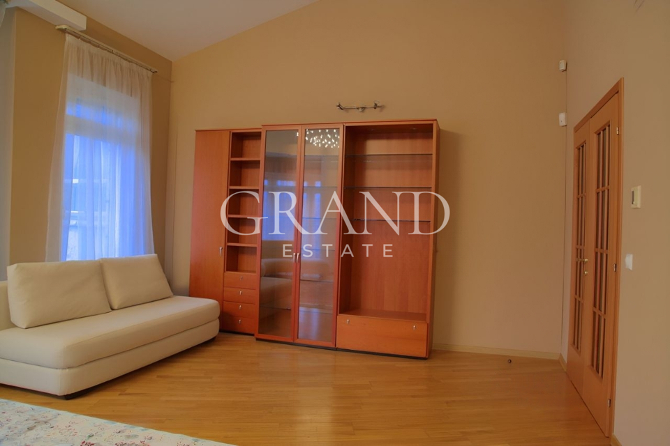 Продается 4-комнатная квартира, площадью 187.00 кв.м. Москва, переулок Большой Казённый, дом 2