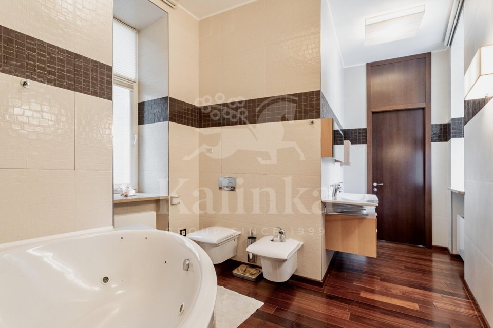 Продается 3-комнатная квартира, площадью 131.40 кв.м. Москва, Никитский бульвар, дом 12