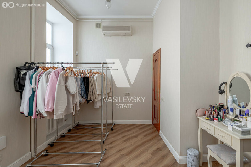 Продается 4-комнатная квартира, площадью 200.00 кв.м. Москва, улица Бауманская, дом 26